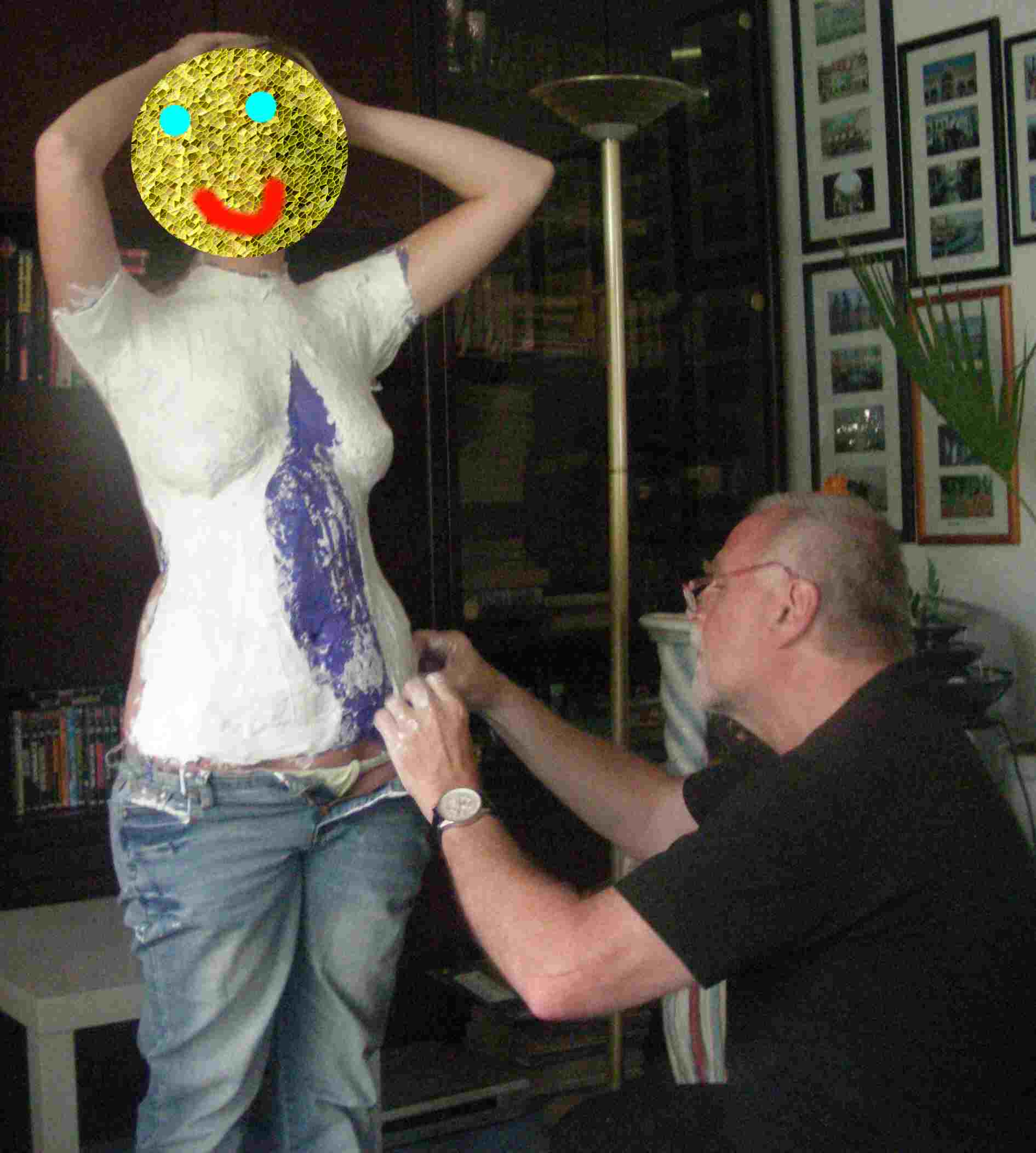 Die Latexform wird mit Gipsbinden stabilisiert