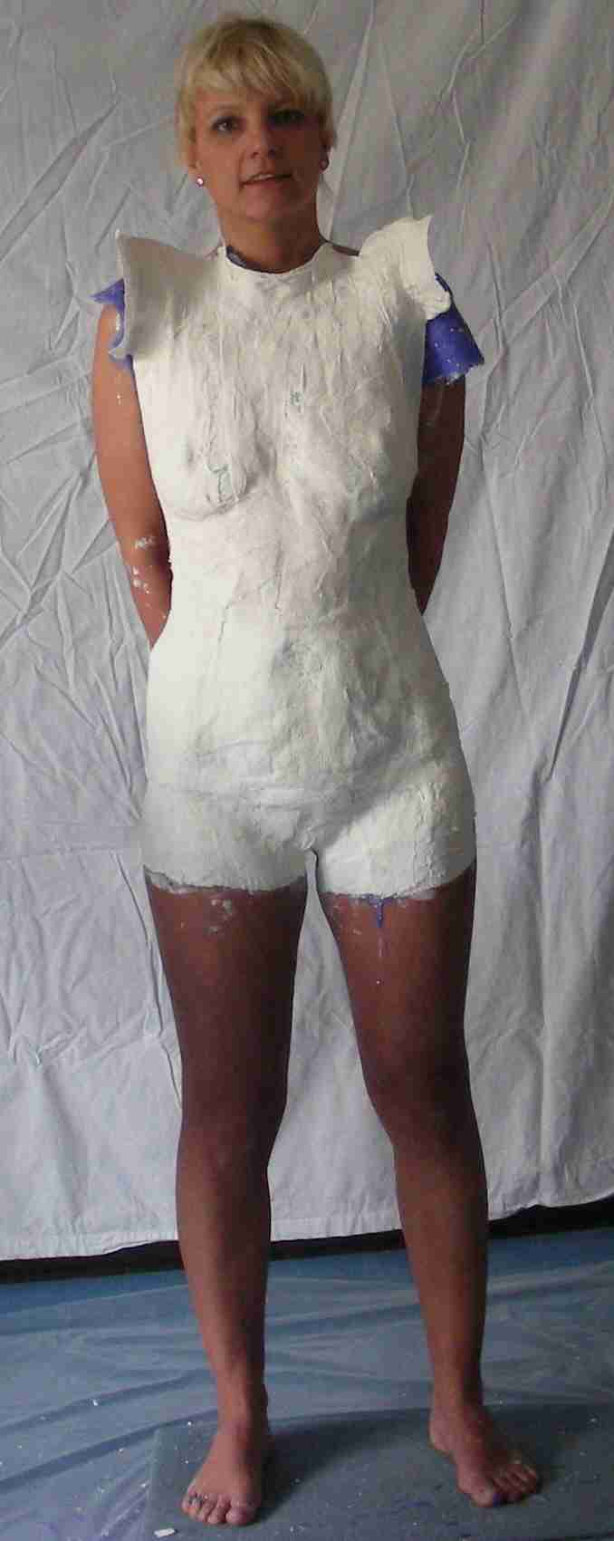 ..und wird mit Gipsbinden stabilisiert