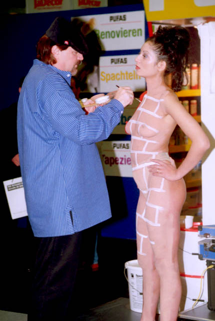 Bodypainting auf einer Messe in Kln