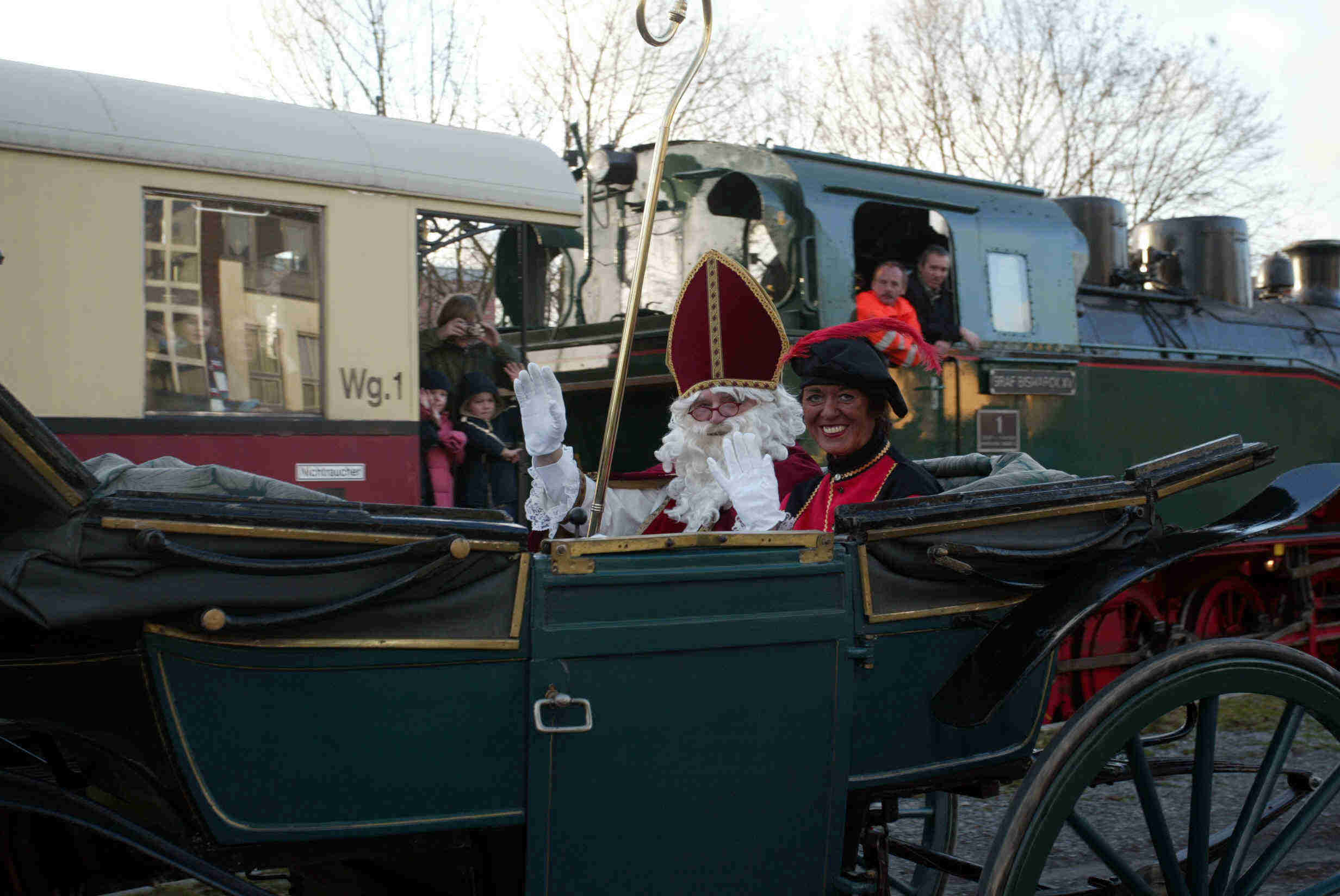 Nikolaus und "Swarte Piet" in der Kutsche auf dem Weg zum "Schluff" (hist. Eisenbahn)