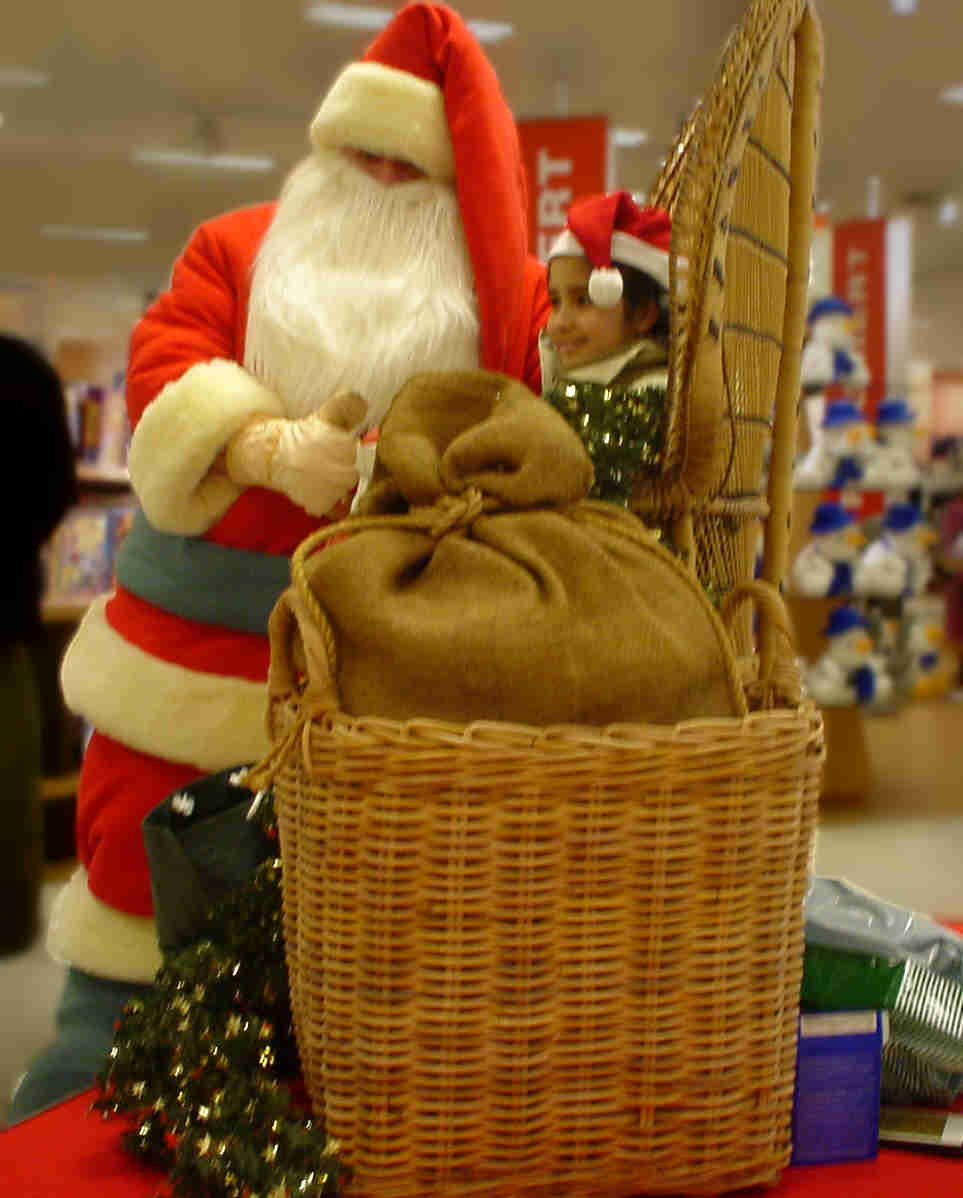Unser Weihnachtsmann wartet im Kaufhof auf die Kleinen