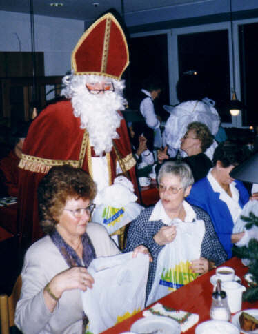 Der Nikolaus besucht die Pensionäre vom Kaufhof