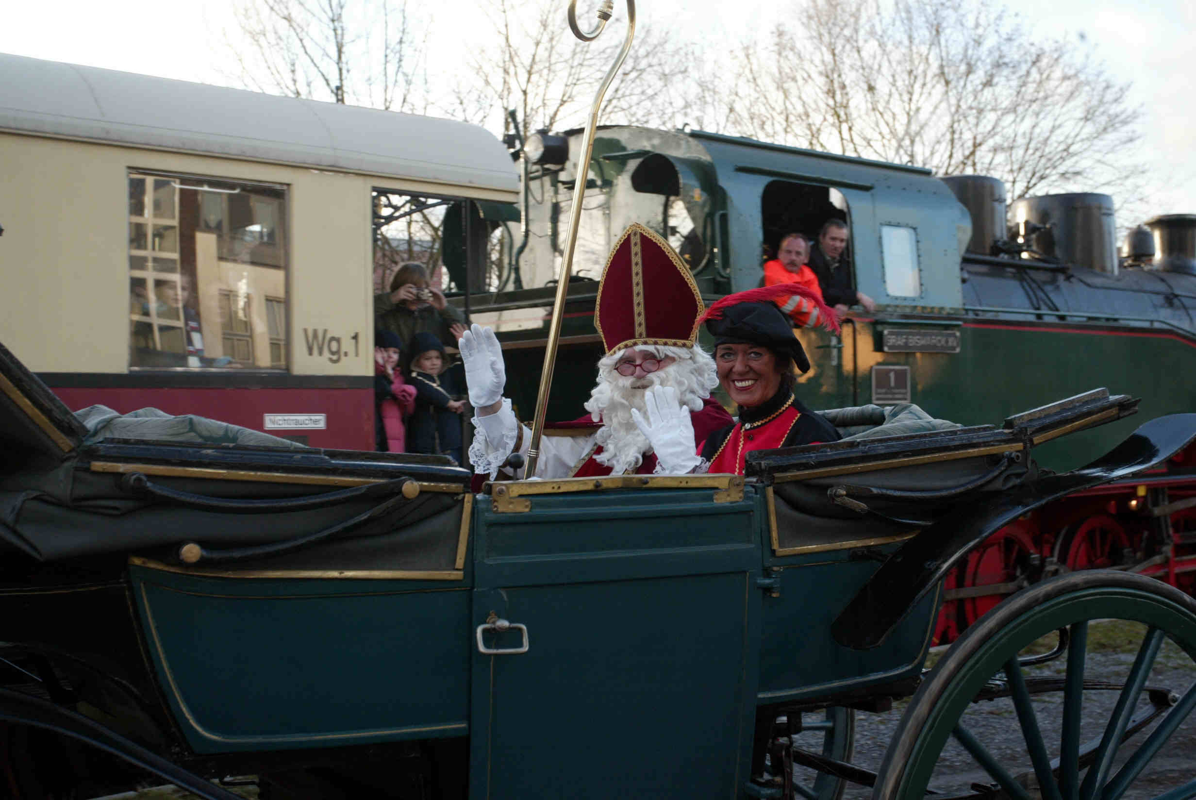 Nikolaus und Swarte Piet mit Kutsche am Krefelder "Schluff"